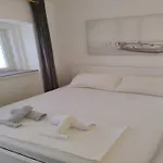 Leo Apartment