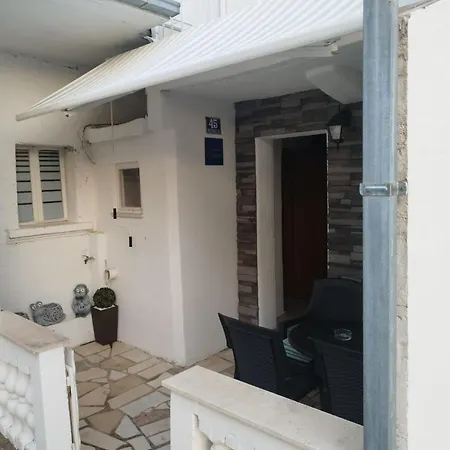 Leo Apartment
