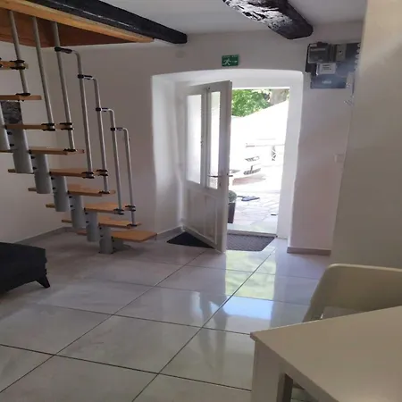 Leo Apartment *