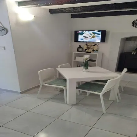 Leo Apartment