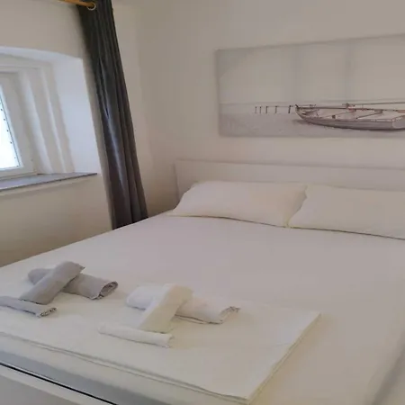 Leo Apartment